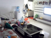 经典！客厅狂干漂亮小姨子，儿子突然闯进来，你门在干嘛啊