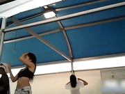 韩国海滨浴场大棚式更衣室偷拍看着比岛国的要真实