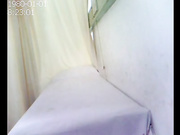 小诊所妇科检查，老医生在红衣美眉逼逼附近乱抠居然没有戴手套