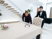 特尼·赖特打开她的振动器礼物在公共场合尝试的机会