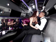 金·贝鲁奇在汽车后座品尝黑肉鸡巴蛋蛋