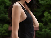 池畔狂野双插后三个帅哥将鸡巴塞进邦蒂的嘴里