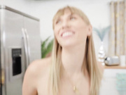 安吉尔·杨斯是一位出色的家庭主妇，但她更擅长吞咽她男人的巨大鸡巴