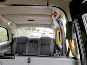 令人惊叹的基拉爱在抓到饥渴的司机打飞机后给了他额外的帮助