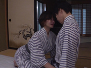 [FJIN-019] 息子ほど年の離れたバイト先の男子学生達と一泊二日の温泉旅行に来たFcup巨乳.... - 3of5