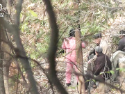 郊外公園密林裏2個猥瑣大叔與中年婦女啪啪野戰 輪流一個操另一個放哨 貌似有點猛 720P高清