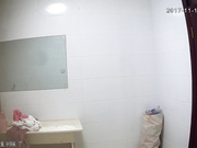 精品推薦 未流出過的小旅館衛生間鏡子高清偷拍裸體美女少婦 雪白肌膚堅挺美乳看得讓人欲火焚身（第三部）原版高清