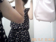 某商場女士內衣店試衣間連續拍攝到的年輕漂亮妹子試換內衣 雪白肌膚堅挺美乳看得讓人欲火焚身 原版高清