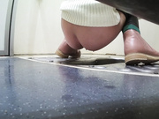 國內廁拍大神高鐵公共廁所偷拍幾個美女少婦如廁 有個帶著兩個女兒坐車的少婦顏值不錯 騷穴肥嫩 1080P高清原版