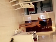 艺校妹子穿着性感肉丝家中自拍。感觉有点贫乳