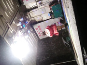 大雪纷飞撑着雨伞露天看乡下草台班子的精彩表演