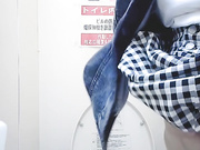 某站最新流出-潮流購物商城公共坐廁拍攝到的幾個氣質年輕美女如廁 有個妹子喜歡嘴裏叼著衛生巾逼毛性感誘惑 720P高清