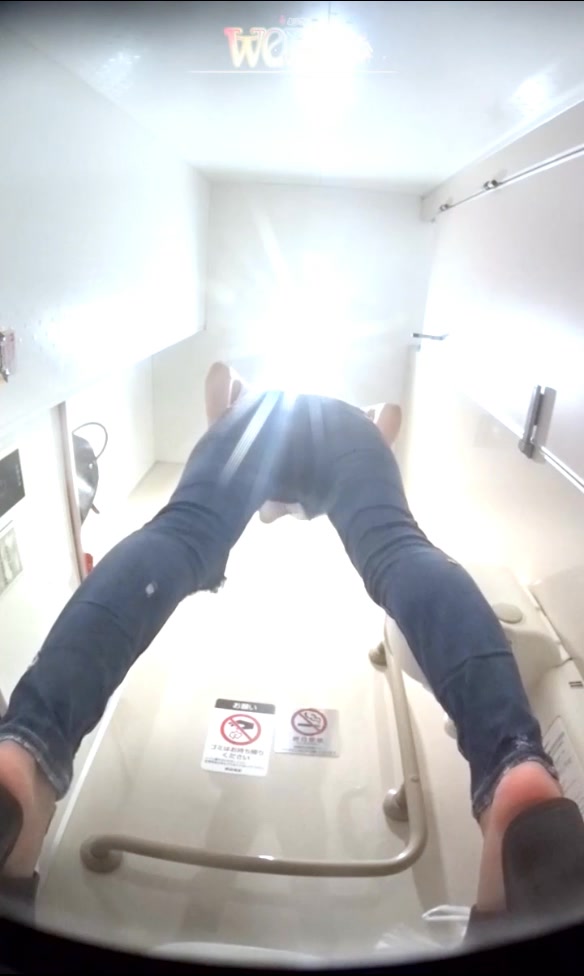 雙視角全景偸拍某寫字樓公共蹲廁各式白領美女如廁噓噓 有個黑色連衣裙妹子陰毛性感目測是一線天 原版高清