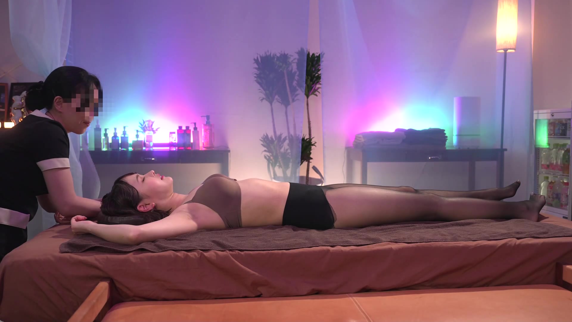 [SVCAO-009] 催淫ミストの絶頂リラク効果でエロス覚醒！フットリラクゼーションCAテカテカ黒タイツエステ - 4of5