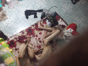 色房東偷拍簡陋出租房年輕情侶的日常起居生活 洗完澡撩撥男朋友啪啪玩耍 有點嗨呀 1080P高清