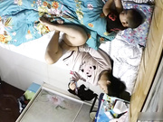 居家攝像頭破解拍攝到的寂寞少婦用手機視頻裸聊與網友虛擬做愛 貌似旁邊還有小孩睡著了 720P高清