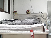 居家攝像頭黑客破解拍攝到的小夫妻休息前床上玩催情推油按摩遊戲 很騷又敏感還沒操吸奶頭就淫叫不停 720P高清