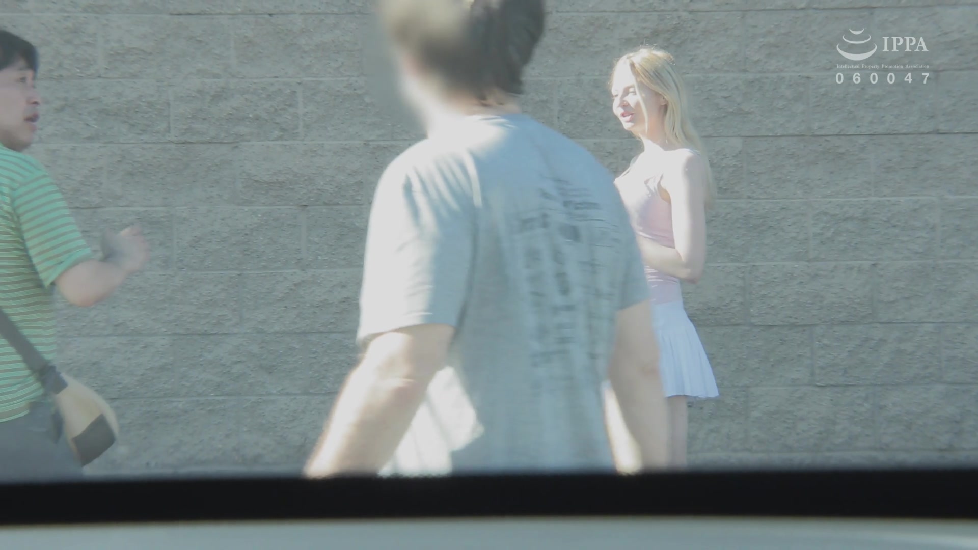 [HIKR-226] ロスで有名なイン●●トバーガーの痩せ巨乳ウエイトレスを待ち伏せナンパして謝礼交渉でどこまでやってくれるのか？ジェンナ（31 - 1of5