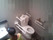 某站最新流出-旅遊景點公共女廁偷拍遊客和導遊如廁 有個黑衣妹子揪了不少衛生紙擦逼逼 1080P高清原版