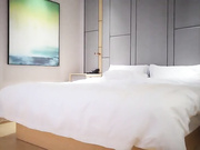 嫖妓達人星級酒店開房現場直播高價約了個高顏值皮草模特外圍女上門服務 穿著黑絲挑逗跪舔雞巴騎乘位幹得嗷嗷直叫 太猛了 國語對白