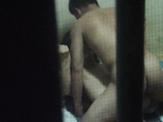 夜晚鄰居家窗邊無意間拍攝到的小夫妻正在地板上啪啪過性生活 又插又摳配合掰著雙腿猛插 表情淫蕩 720P高清原版