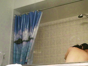 偷拍合租美女洗澡，奶头像葡萄