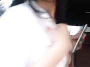 不是一般屌的网红美女主播开着奔驰路边停车大胆露奶，开车门勾搭过司机。被交警抓到会如何处理