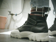 商场女蹲厕真实偷拍，数位小姐姐方便，同步露脸全身，瑜伽裤大穴美少妇，尿尿还把B掰开不知为什么