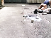 00後JK妹子醉倒在小巷子內，被路過的小哥摁在地上撩開裙子就是一頓猛操，還瘋狂口爆，簡直爽翻了！