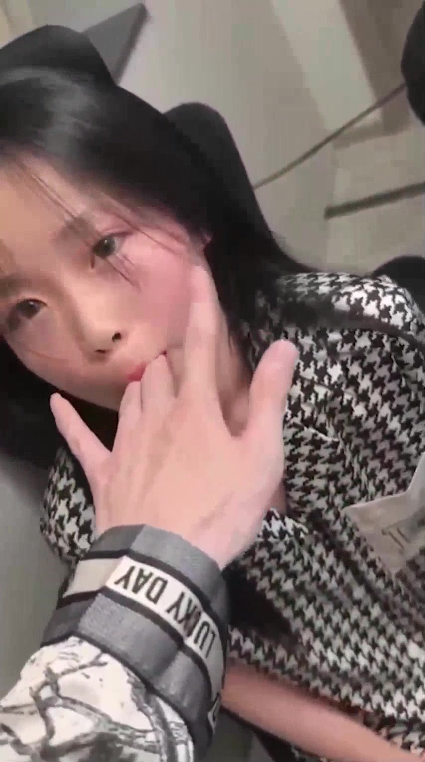 元宵节 当天堂妹背着男友来陪我喝酒❤️喝完以后带她去逛街做美甲，带回酒店后边操边问堂妹我的鸡巴大还是你男朋友的大