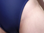 OKS-182 雅子りな 濡れてテカってピッタリ密着 神スク水 可愛い女子のスクール水着姿をじっとりと堪能！ - 1of5