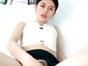 有气质的小女人全程露脸激情大秀，双手拿着道具抽插骚穴，浪叫呻吟表情好骚，炮击抽插揉着奶子浪叫精彩刺激