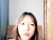 逼逼粉嫩纯情的小美女一个人直播诱惑狼友，逼毛没几根特写展示好刺激，跟狼友撩骚互动展示诱惑小舞蹈好骚啊