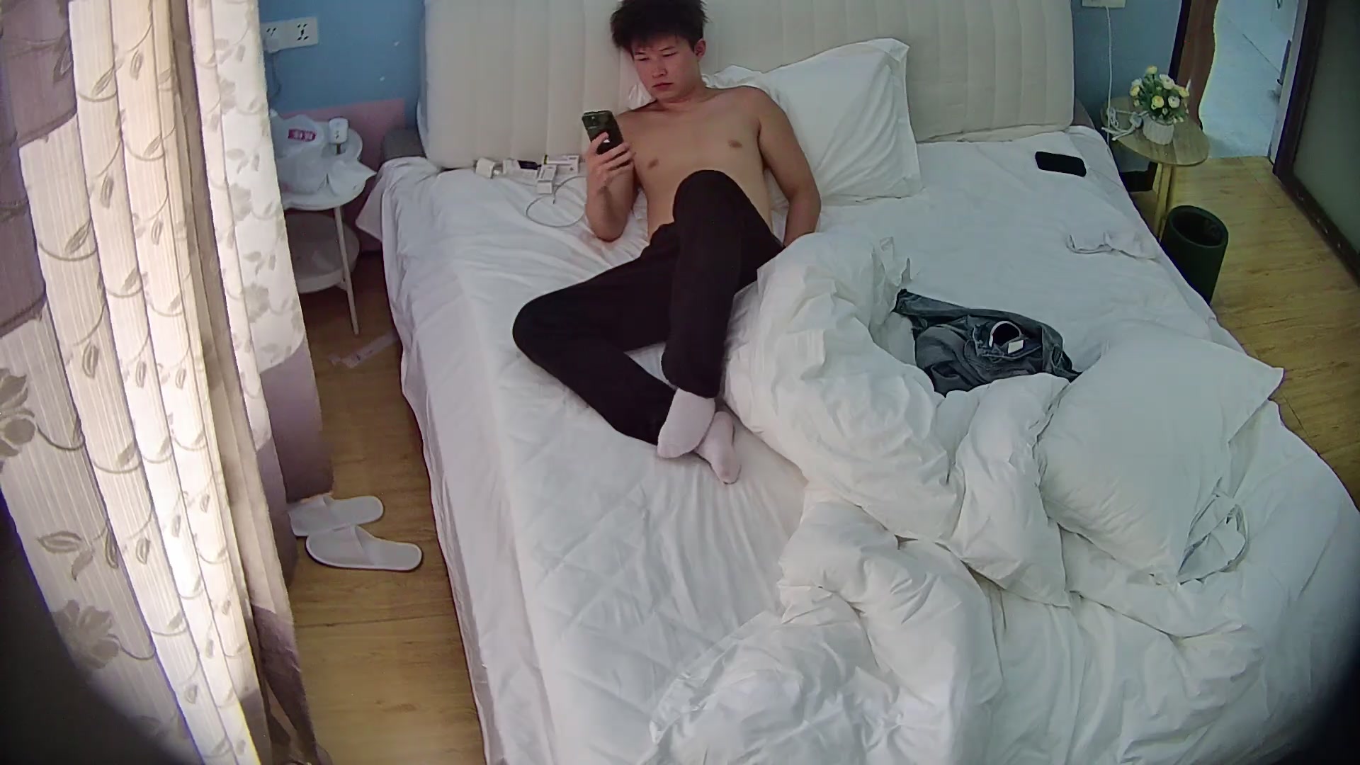 主题酒店这两太久时间没见 太饥渴了 衣服都没来得及脱就开始干上了 女友