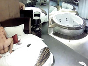 《黑客破解酒店摄像头》小胖哥带着美女同事先谈人生再啪啪