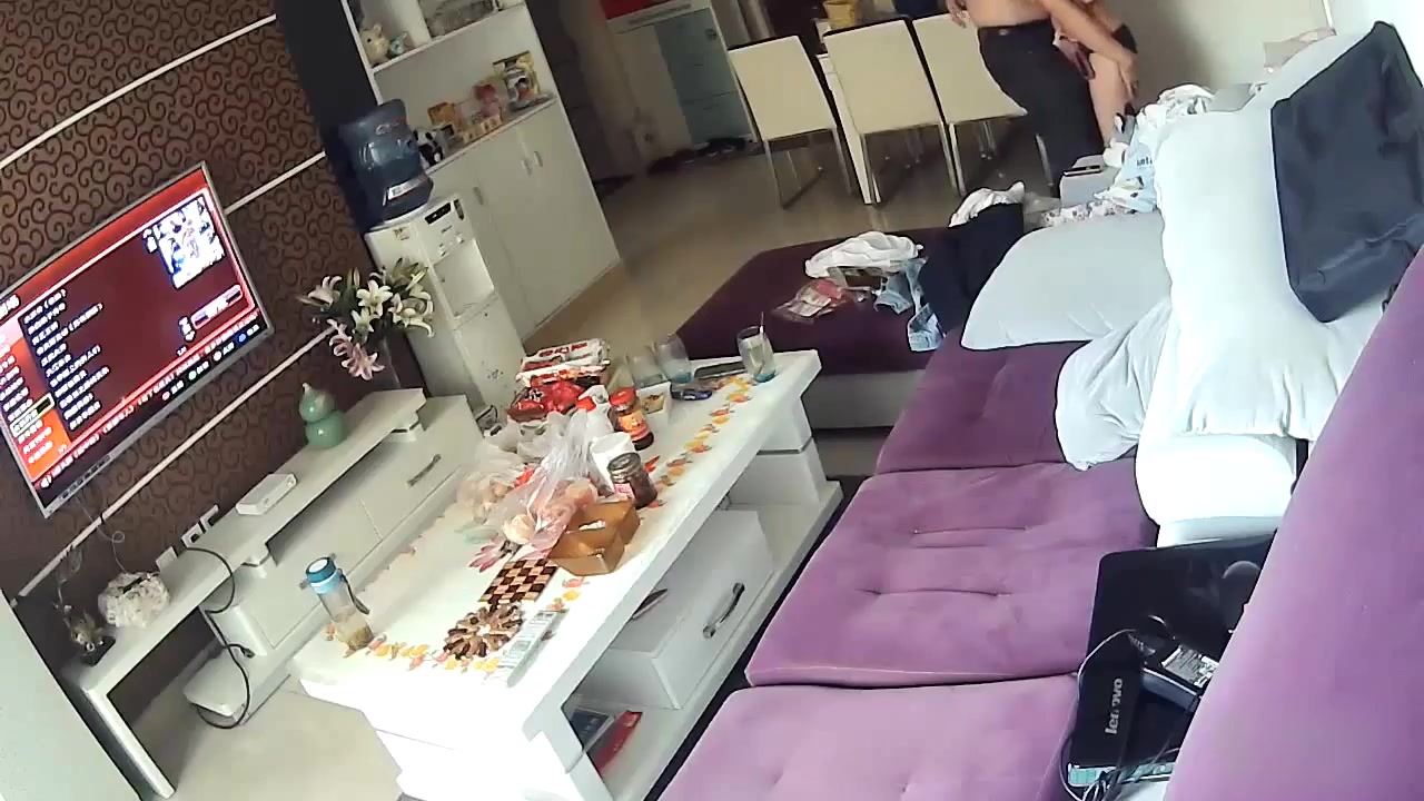 监控实拍情侣在公寓里准备啪啪，