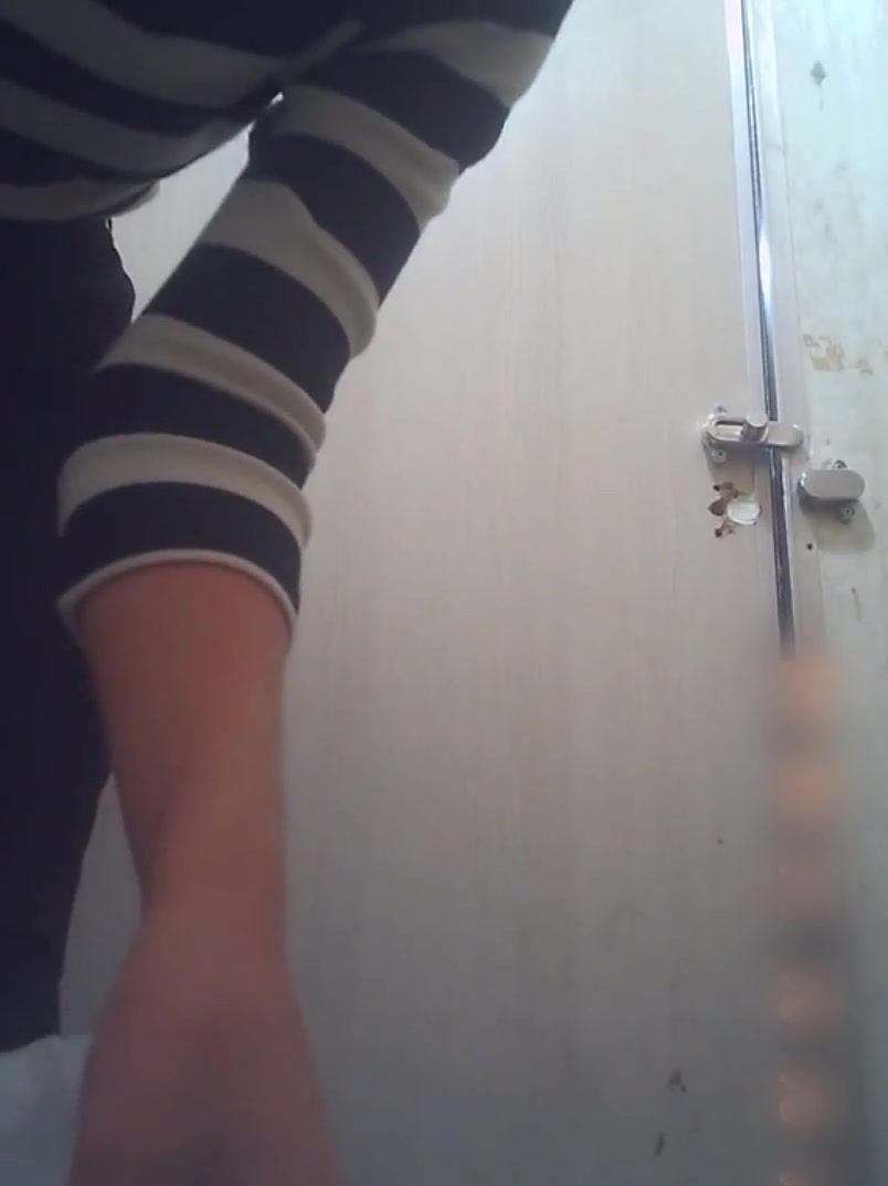 高级写字楼女厕偷拍性感黑蕾丝内裤美眉逼里还吊了根绳子