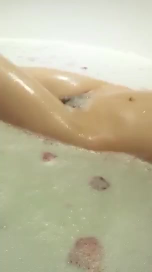 自慰熟女，浴缸