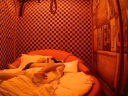 情趣酒店监控TP很会玩的小情侣性爱椅PP发现了摄像头有点蠢不直接捣毁还用手机反拍