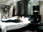 喷血推荐-稀有房偷拍气质长发美女少妇和网友酒店见面时突然网友朋友进来要3P,少妇不同意被网友狠狠的爆插!