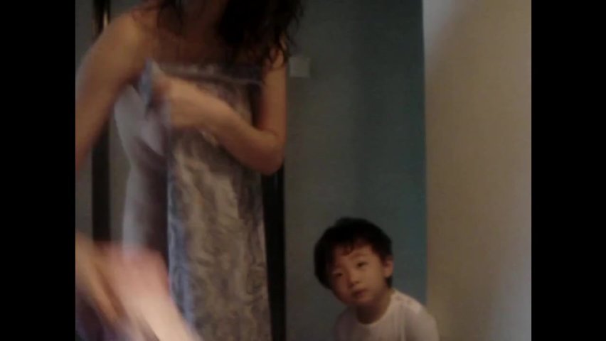 当着儿子的面裸体换衣服，这边姘头拍照