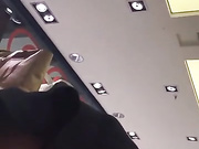 商店里偷拍到美女不穿内裤