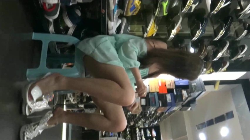 商业街买鞋子的妹子张开双腿试鞋子 门户大开 双腿间的春色美不胜收