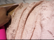 小白乖乖爱奴躺床上让你随便造非常听话鸡巴舔硬扒下内裤就是干