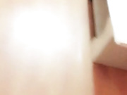 小姐赚钱真不容易两个小伙带小姐到KTV包房草逼给逼逼灌啤酒还让人脱光了站在桌子上唱歌