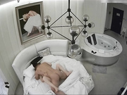 精品酒店偷拍气质漂亮的美女少妇发着烧还偷偷到酒店和领导偷情,被连续狂干3次说：我发现你的鸡鸡好像变粗了!