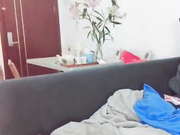 甜美性感的美女趁隔壁到她家客厅休息时偷偷坐在上面操,男的惊醒后说：要不是看你是我老婆闺蜜早就操你了!