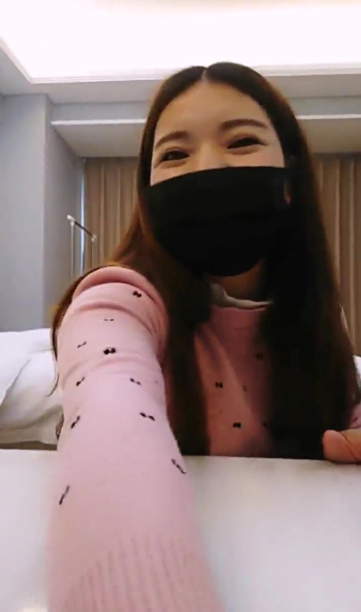 对白精彩大胆少妇女主播热闹商城户外勾引有点木讷的胖哥说找个房间看电视为由开房直播淫乱淫叫声太骚了