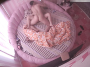 小旅馆情趣圆床偷拍中年男女男的一边搞一边看手机里的AV女的上位摇得很卖力