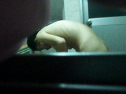 冒死偷窥大学生超清纯妹子 洗澡最后还是被发现